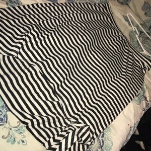 Size: L High-low Black and white striped maxi shir